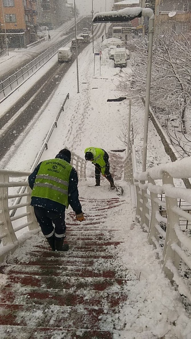 Büyükşehir Ekiplerinden Yoğun Kar Mesaisi