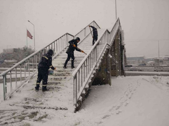 Büyükşehir Ekiplerinden Yoğun Kar Mesaisi