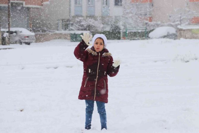 Kocaeli’de Karın Tadını Her Zamanki Gibi Çocuklar Çıkardı