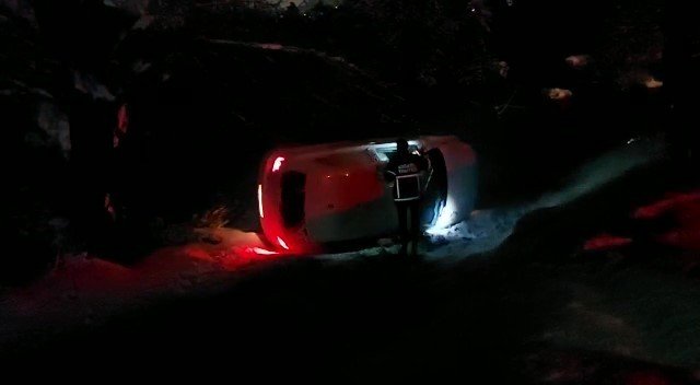 Karda Kayan Araç Şarampole Yuvarlandı: 4 Yaralı