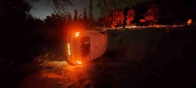 Karda Kayan Araç Şarampole Yuvarlandı: 4 Yaralı