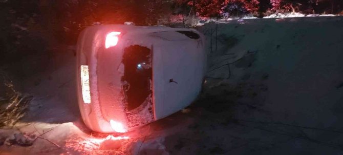 Karda Kayan Araç Şarampole Yuvarlandı: 4 Yaralı