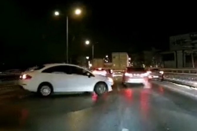 13 Aracın Karıştığı Zincirleme Kaza Kameralara Yansıdı