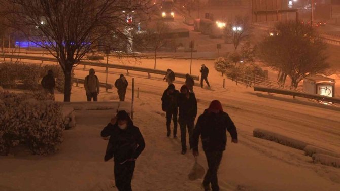 Maltepe E-5’te Yollar Buz Tuttu, Sürücüler Zor Anlar Yaşadı
