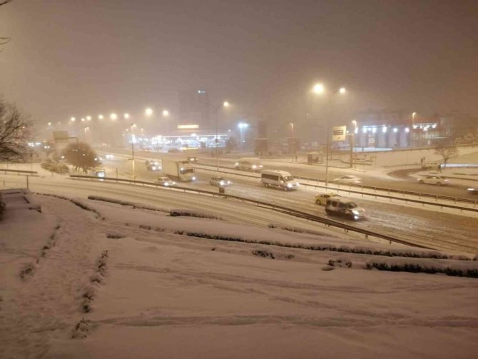 Maltepe E-5’te Yollar Buz Tuttu, Sürücüler Zor Anlar Yaşadı