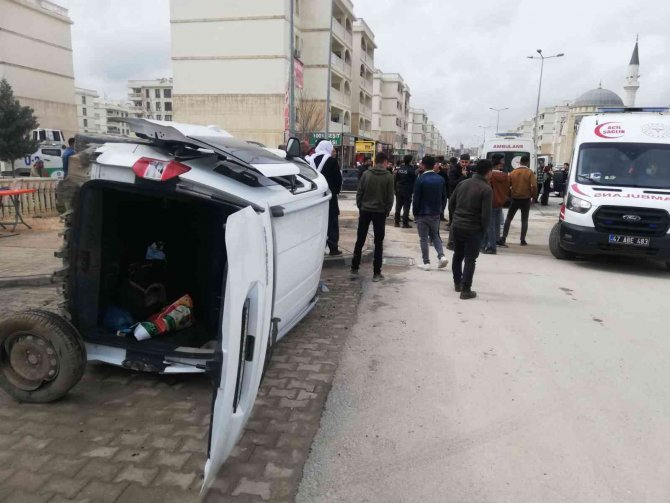 Mardin’de Çarpışan Araçlar Yoldan Çıkıp Yayalara Çarptı: 3 Yaralı