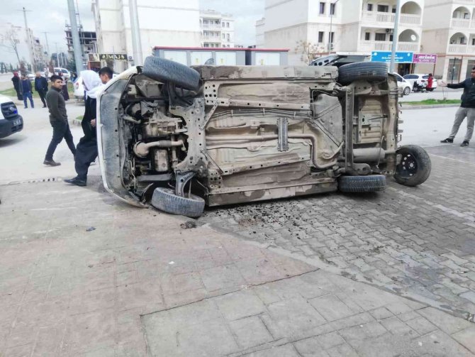 Mardin’de Çarpışan Araçlar Yoldan Çıkıp Yayalara Çarptı: 3 Yaralı