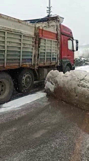Kamyonun Yardımına Kar Küreme Araçları Yetişti