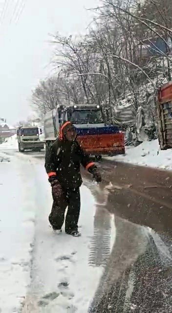 Kamyonun Yardımına Kar Küreme Araçları Yetişti