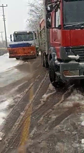 Kamyonun Yardımına Kar Küreme Araçları Yetişti