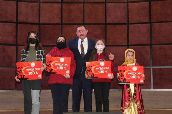 İ̇stiklal Marşı’nın 101. Yılı Tiyatro Gösterileri Eşliğinde Anıldı