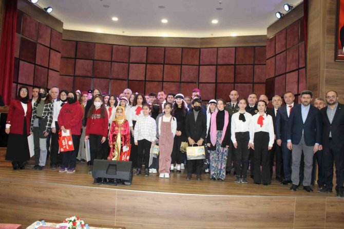 İ̇stiklal Marşı’nın 101. Yılı Tiyatro Gösterileri Eşliğinde Anıldı