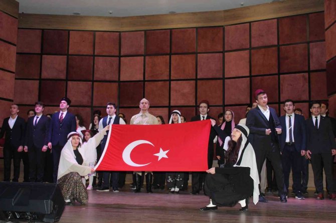 İ̇stiklal Marşı’nın 101. Yılı Tiyatro Gösterileri Eşliğinde Anıldı
