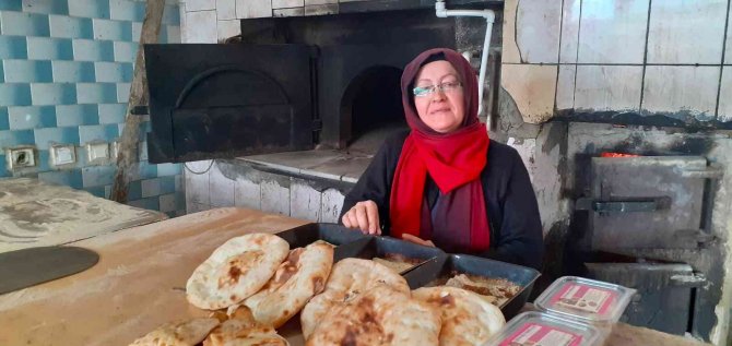 Kadın Fırıncı 30 Yıldır Ekmeğini Hamurdan Çıkartıyor