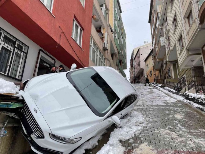 Kağıthane’de Karda Kayan Araç Doğalgaz Kutusunu Patlattı