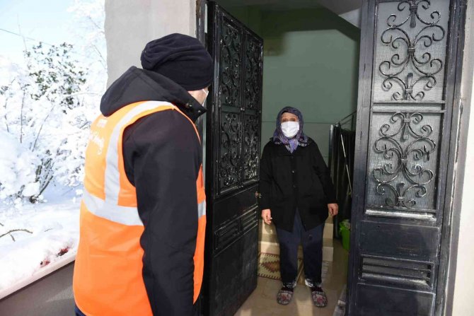 Geçimini Hayvancılık İle Sağlayan Yaşlı Kadının Yardımına Belediye Başkanı Yetişti