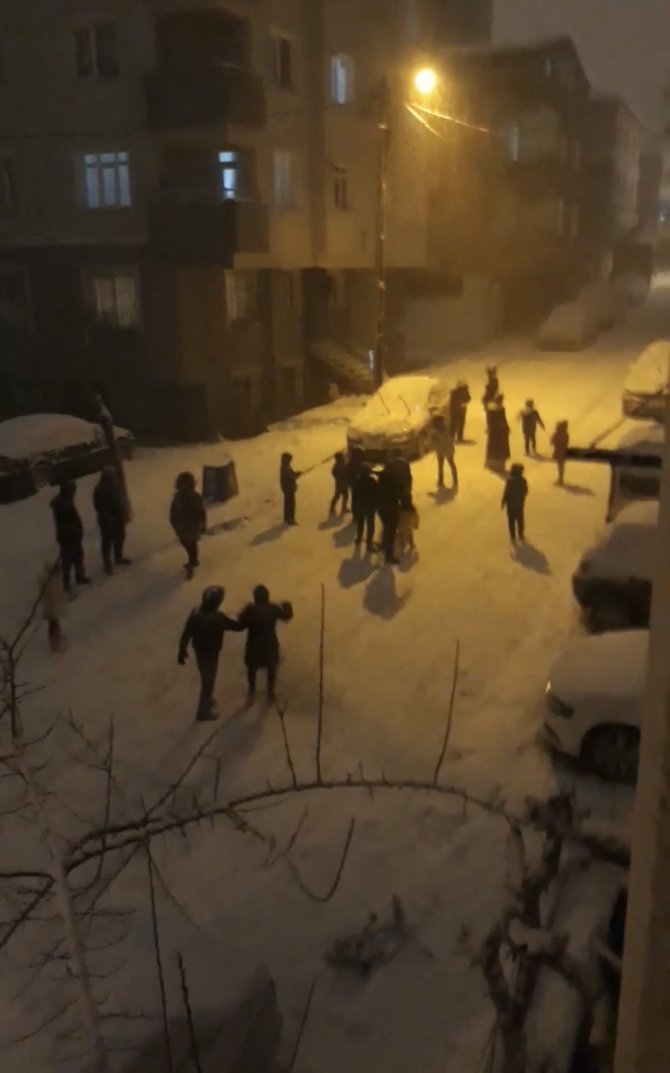 Pendik’te Karın Keyfini Çocuklar Çıkardı