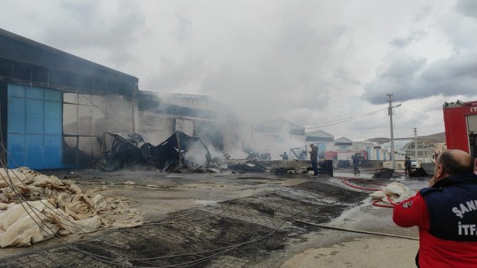 Şanlıurfa’daki Sünger Fabrikasında Büyük Yangın