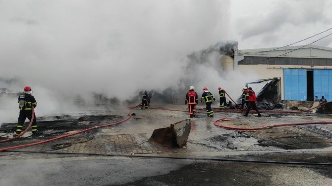 Şanlıurfa’daki Sünger Fabrikasında Büyük Yangın