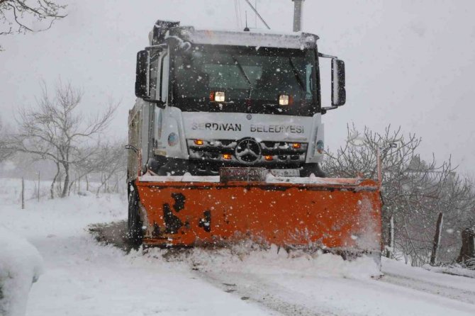 Serdivan’da Ekipler Kar Mesaisinde