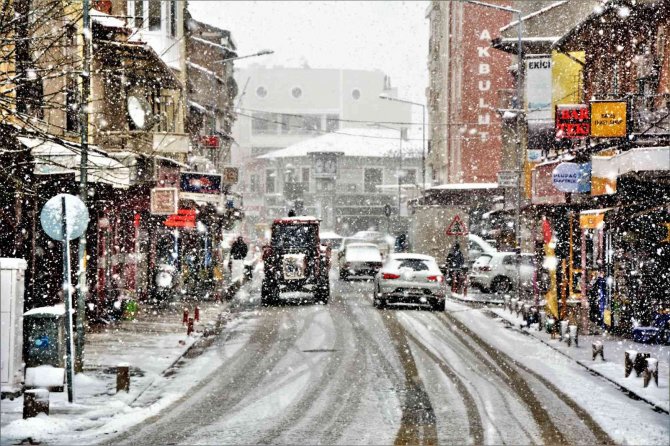 Balıkesir’de Kar Yağışı Kartpostallık Görüntüler Oluşturdu