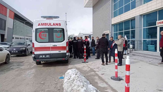 Olimpik Havuzda Boğulma Tehlikesi Geçiren Vatandaşın Hayati Tehlikesi Sürüyor