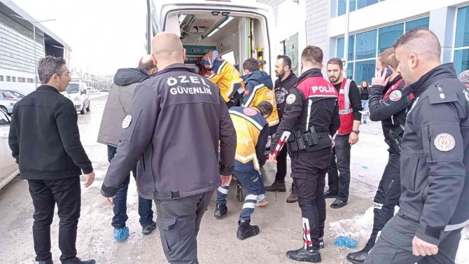 Olimpik Havuzda Boğulma Tehlikesi Geçiren Vatandaşın Hayati Tehlikesi Sürüyor