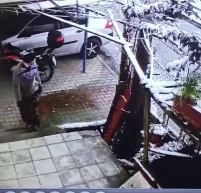 Sultanbeyli’de Kar Yağışına Rağmen Kapı Önünde Ne Buldularsa Çaldılar