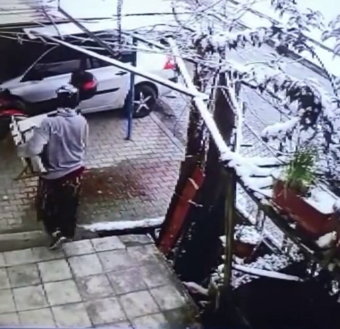 Sultanbeyli’de Kar Yağışına Rağmen Kapı Önünde Ne Buldularsa Çaldılar