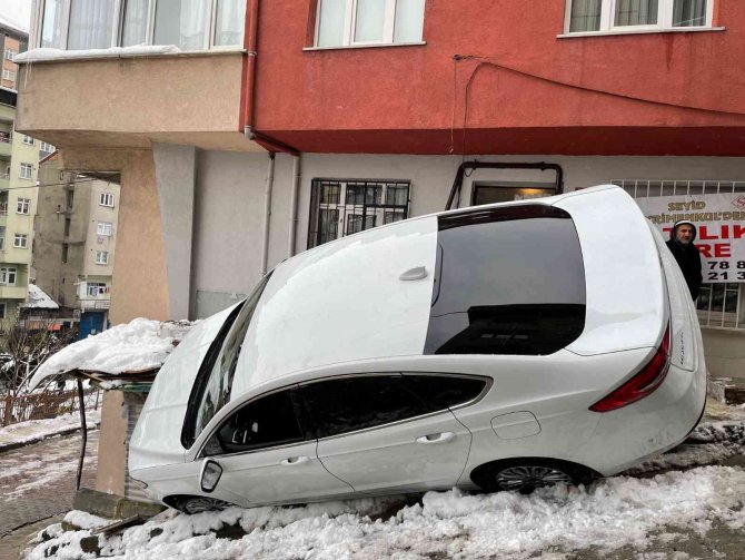 Kağıthane’de Karda Kayan Araç Doğalgaz Kutusunu Patlattı