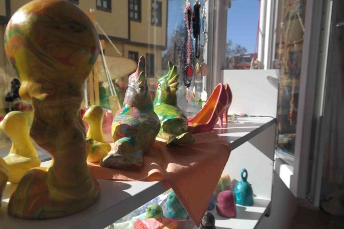 Taşı Dahi ‘Ebru’ İle Sanat Eserine Dönüştürüyor