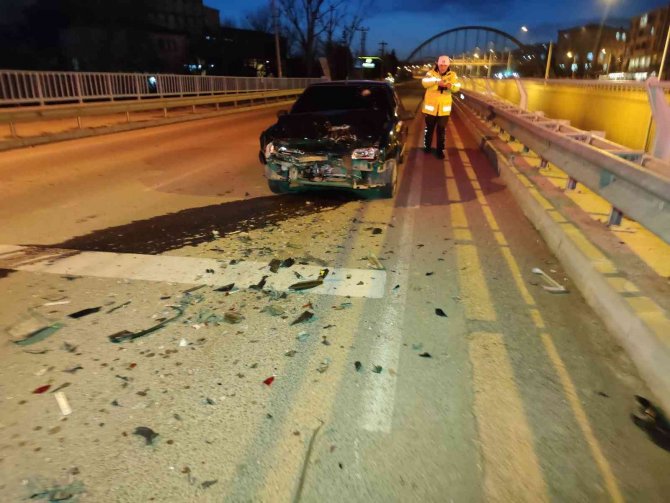 Kırmızı Işıkta Bekleyen Otomobile Çarptı: 2 Yaralı