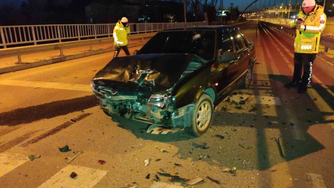 Kırmızı Işıkta Bekleyen Otomobile Çarptı: 2 Yaralı