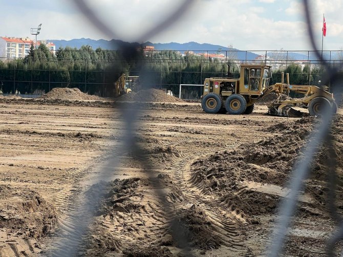 Turgutluspor’un Çim Sahaları Bakıma Alındı