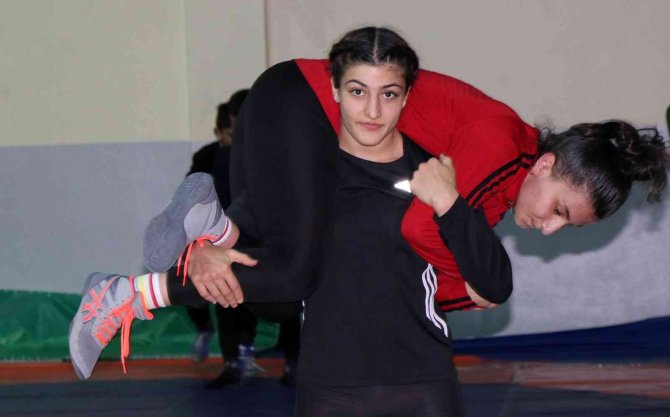 Türkiye Şampiyonu Ahıskalı Elvira’nın Hedefi Ay- Yıldızlı Mayoyla Dünya Şampiyonluğu