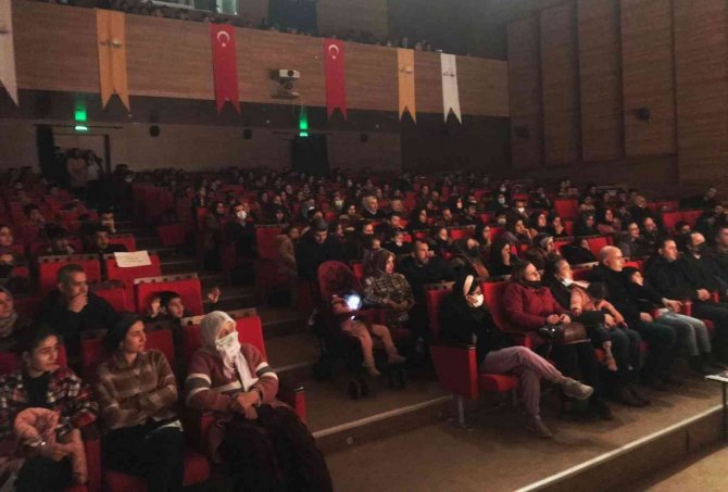 ‘Süleyman Ve Öbürsüler’ Tiyatro Oyununa Yoğun İlgi