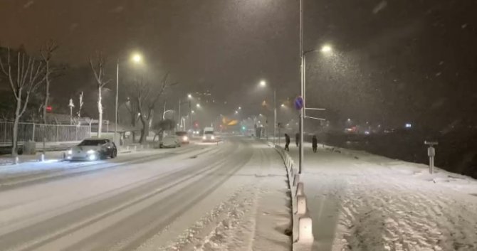 Üsküdar’da Kar Yağışını Fırsat Bilen Vatandaşlar Sahile Akın Etti
