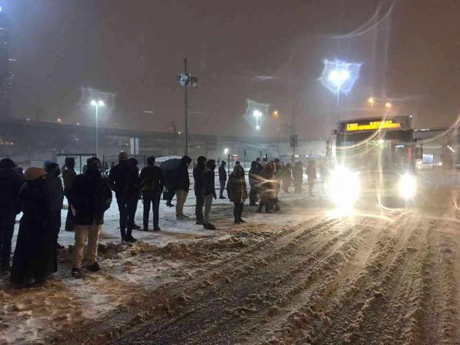 Yollar Kapandı, Yüzlerce Vatandaş Metrobüs Duraklarında Mahsur Kaldı