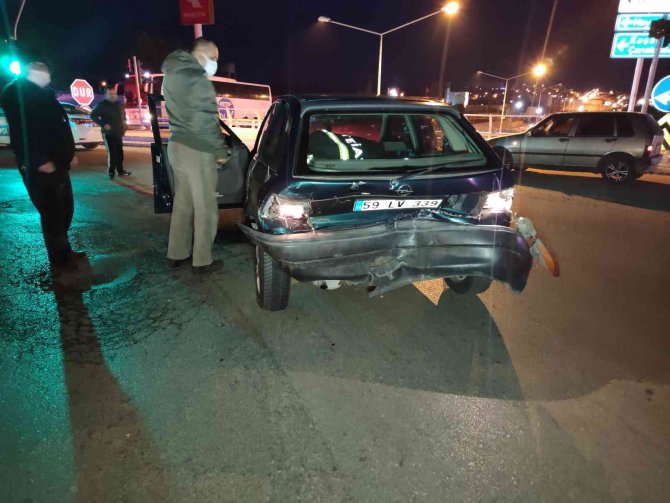 Kırmızı Işıkta Bekleyen Otomobile Çarptı: 2 Yaralı