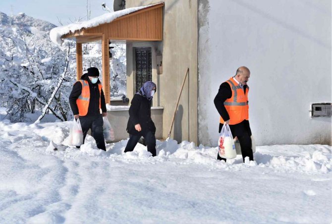 Geçimini Hayvancılık İle Sağlayan Yaşlı Kadının Yardımına Belediye Başkanı Yetişti