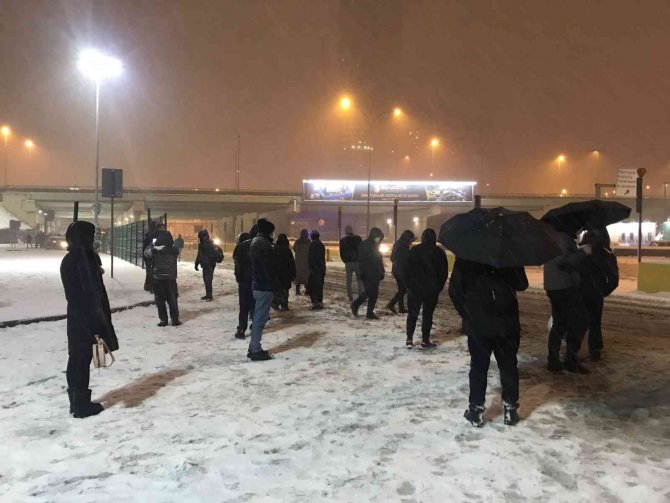 Yollar Kapandı, Yüzlerce Vatandaş Metrobüs Duraklarında Mahsur Kaldı
