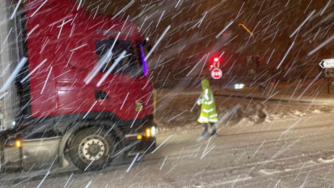 Zonguldak Yolu Uzun Araç Geçişine Kapatıldı