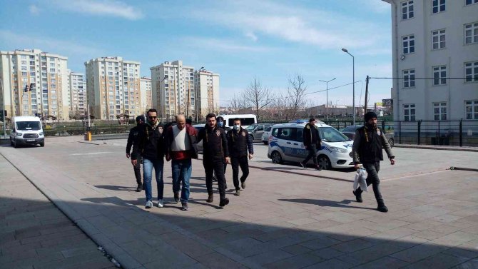 Yüz Binlerce Lirasını Yediği Üvey Teyzesini Öldüren Zanlı Yakalandı