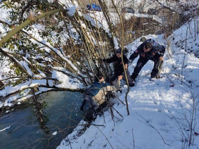 Dereye Düşen Köpeğini Kurtarmak İsterken Boğulma Tehlikesi Geçirdi