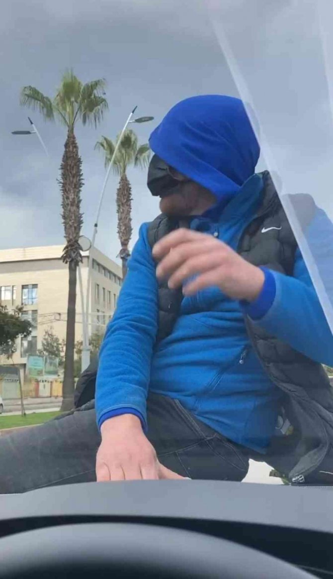 20 Lirayı Beğenmedi, 1 Kilometre Araç Üzerinde Gitti