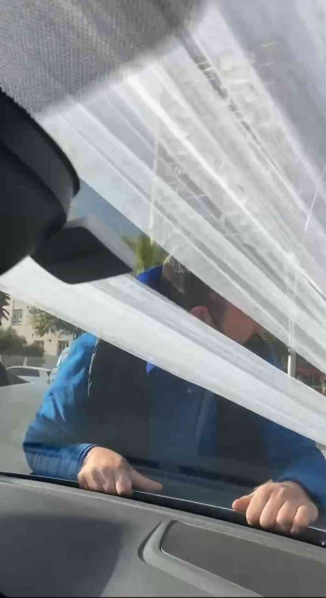 20 Lirayı Beğenmedi, 1 Kilometre Araç Üzerinde Gitti