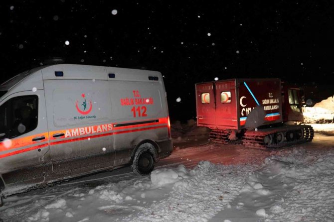 Sağlık Ekipleri Yolu Kapanan Köyde Mahsur Kalan Hasta İçin Seferber Oldu