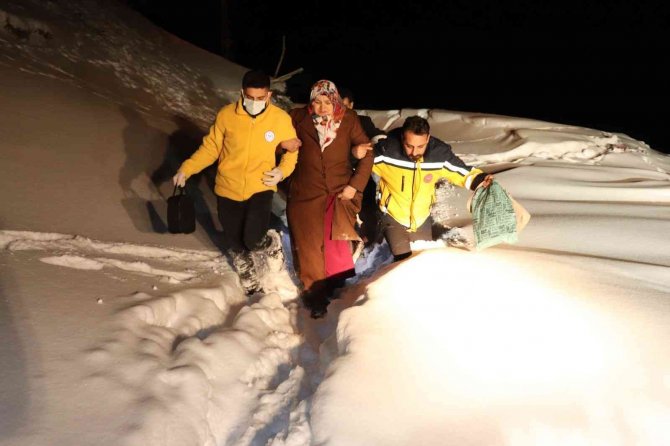 Sağlık Ekipleri Yolu Kapanan Köyde Mahsur Kalan Hasta İçin Seferber Oldu