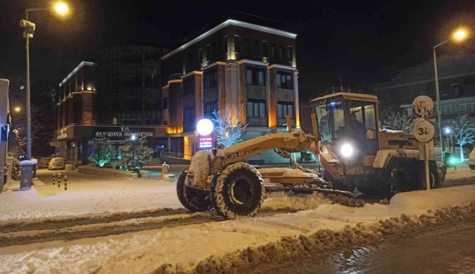 Altınova’da Yollar Açık, Ekipler Teyakkuzda