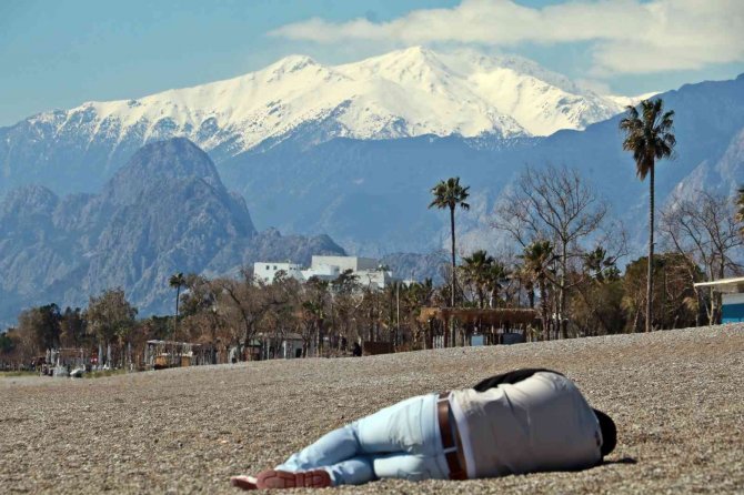 Antalya’da Kar Manzarası Eşliğinde Deniz Ve Güneş Keyfi